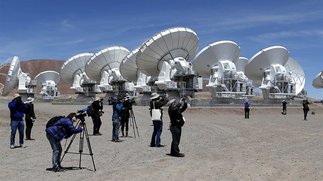 ALMA v Chile přilákala zvědavce i novináře (12. března 2013).
