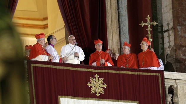 Pape Frantiek promluvil k vícím z centrálního balkonu Baziliky svatého...