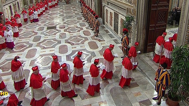 Kardinlov vchz do Sixtinsk kaple, aby zahjili volbu novho papee (12. bezna 2013)