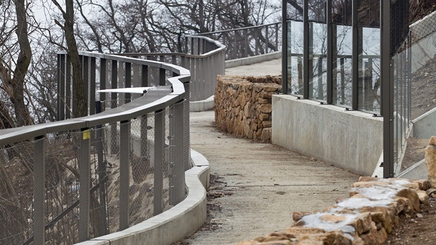 Zrekonstruovan stezka v prask zoo, kter nvtvnky zavede nad vbh makak a kozoroh.