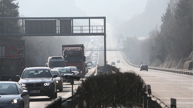 Kolona, kter se tvoila ped mstem poru autobusu. Ten zcela shoel na 43. kilometru dlnice D1.