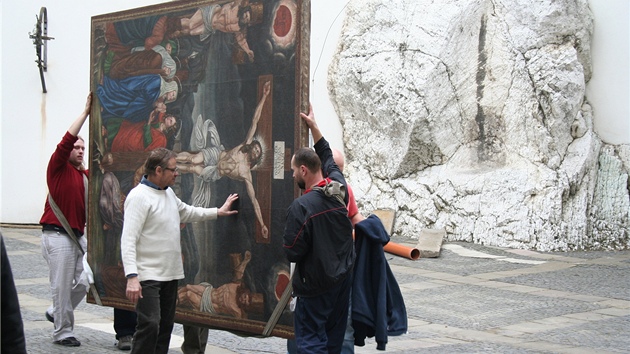 V Mikulově instalovali nově zrestaurovaný obraz Ukřižování z kaple sv. Šebestiána na Svatém kopečku.