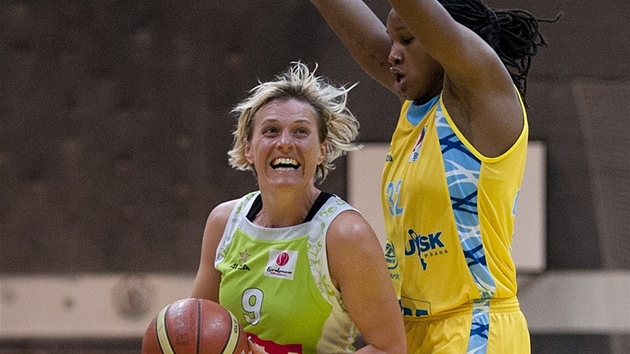KUDY KE KOI? Brnnsk basketbalistka Hana Horkov (vlevo) se ve finle eskho pohru obt kolem Rebekkah Brunsonov z USK Praha.