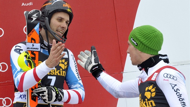 GRATULACE KRAJAN. Stbrn Marcel Hirscher (vpravo) blahopeje Mario Mattovi k bronzu ze slalomu. 