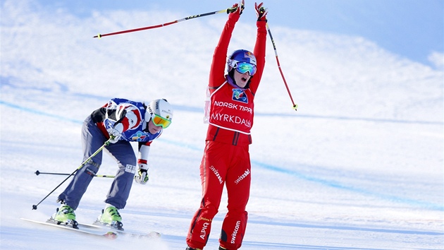 JE PRVN. vcarsk skikrosaka Fanny Smithov (vpedu) js po svm triumfu ve Vossu. 