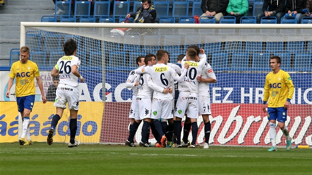 RADUJÍCÍ SE HLOUČEK. Fotbalisté Slovácka (v bílém) oslavují jeden ze čtyř gólů, který vstřelili Teplicím.