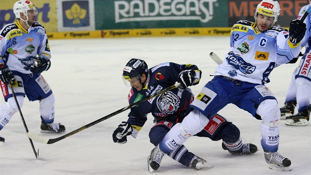 Momentka z utkn play-out mezi Libercem (v tmavm) a Kometou Brno.