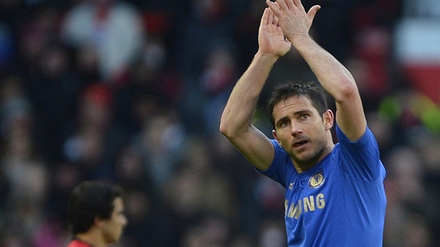 DKY! Frank Lampard, zkuen zlonk Chelsea, tlesk fanoukm pi svm stdn v pohrovm zpase na Old Trafford.