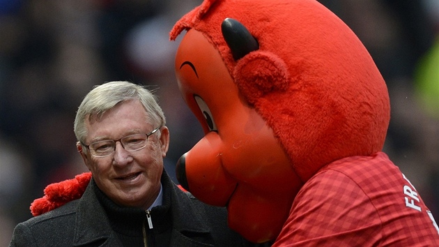 MM VS RD, SIRE! Maskot objm trenra Manchesteru United Alexe Fergusona ped zpasem s Readingem.