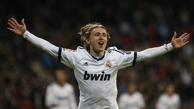 HUR, TREFIL JSEM SE! Luka Modri z Realu Madrid slav svou trefu bhem utkn proti Mallorce.