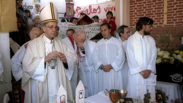 Jorge Mario Bergoglio pi mi v jednom ze slum Buenos Aires v roce 2000.