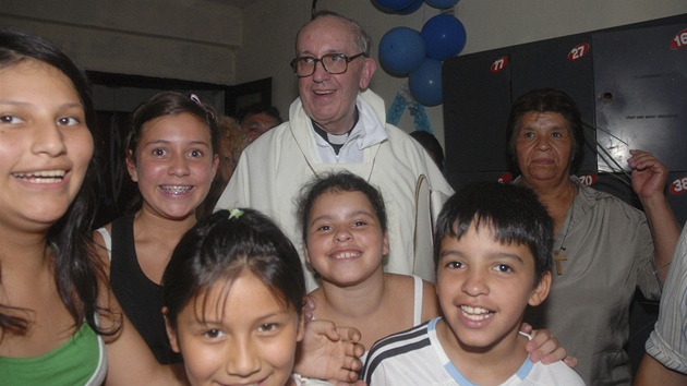 Jorge Mario Bergoglio pi nvtv vcch na pedmst Buenos Aires v roce 2008.