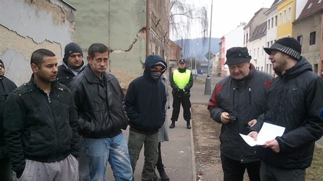 Aktivista Miroslav Bro (s paprem v ruce) se v ter s Romy v steck sti Pedlice radil, jak se postavit ke kritick situaci ve tvrti, kde jsou na spadnut destky dom.