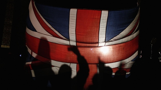 Obyvatel Falkland slav s vlajkou Velk Britnie vsledky referenda o setrvn ve svazku se Spojenm krlovstvm (11. bezna 2013)