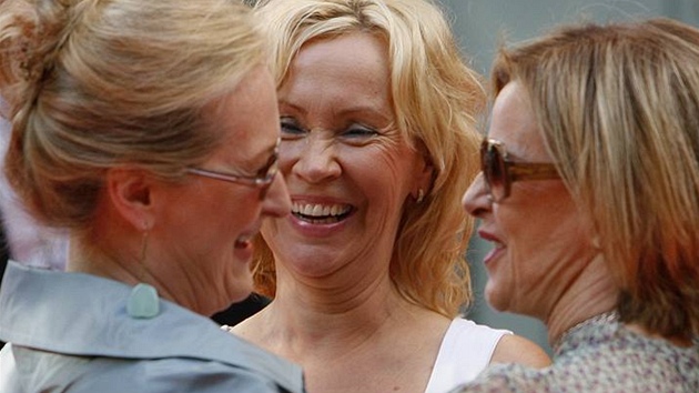 lenky skupiny ABBA Agnetha Fltskogov a Anni-Frid Lyngstadov (vpravo) s herekou Meryl Streepovou - vdsk premira filmovho muziklu Mamma Mia! (4. ervence 2008)