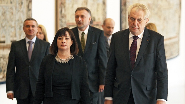 Prezident Milo Zeman pijal na Praskm hrad leny diplomatickho sboru. Na setkn ho doprovodila i manelka Ivana (11. bezna 2013).