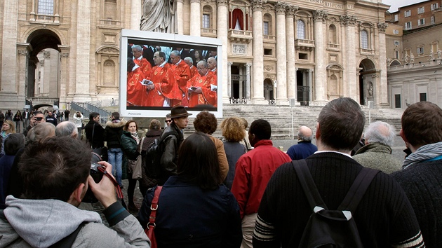 Lid na nmst svatho Petra ve Vatiknu sleduj penos z kardinlsk bohosluby, kter pedchz zatku volby novho papee. (12. bezna 2013)