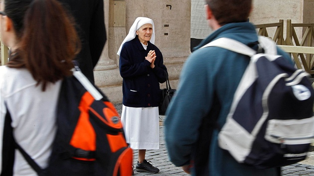 Jeptika se modl ped zatkem konklve ve Vatiknu. (12. bezna 2013)