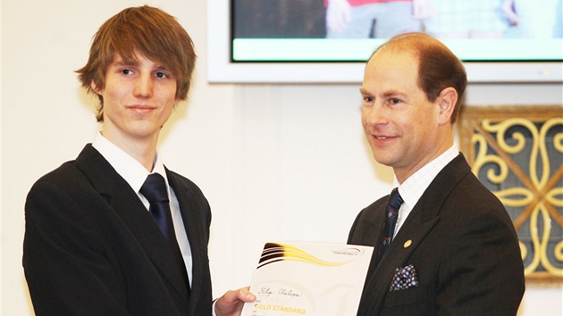 Princ Edward se seel v ernnskm palci s eskmi studenty, kte spn absolvovali program nadace Mezinrodn ceny vvody z Edinburghu. (13. bezna 2013)
