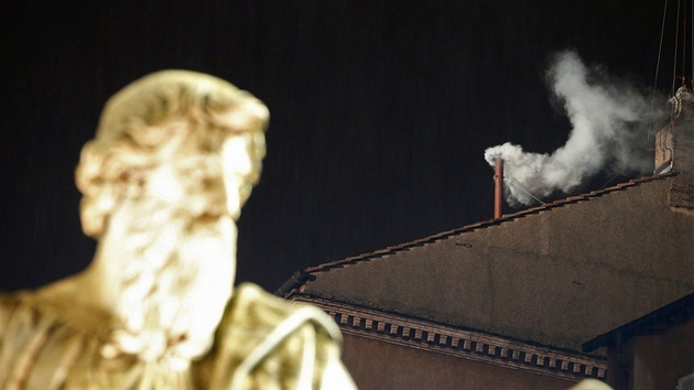 Konkláve ve středu odpoledne, druhý den svého zasedání, rozhodlo o novém papeži. Ohlásil to bílý kouř stoupající z komína nad Sixtinskou kaplí ve Vatikánu.