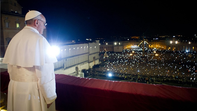 Ped veejnost poprv pedstoupil nov pape. Je jm Jorge Mario Bergoglio z Argentiny. Zvolil si jmno Frantiek.