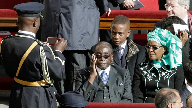 Prezident Zimbabwe Robert Mugabe pi inauguraci papee Frantika ve Vatiknu. (19. bezna 2013)
