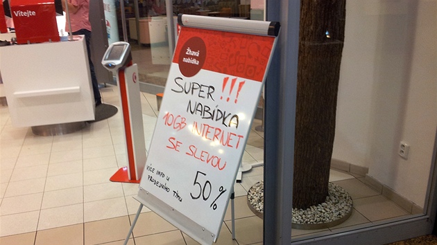 Akní nabídka prodejny Vodafone v nákupním centru Chodov