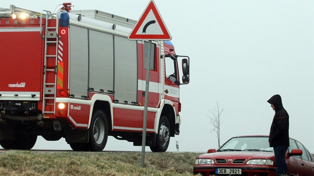 Nled na Chrudimsku rno zpsobilo destky dopravnch nehod. U Medleic bourala dv osobn auta a dodvka. Svdci z msta nehody hlsili nejmn sedm aut v pkopu. (13. 3. 2013)
