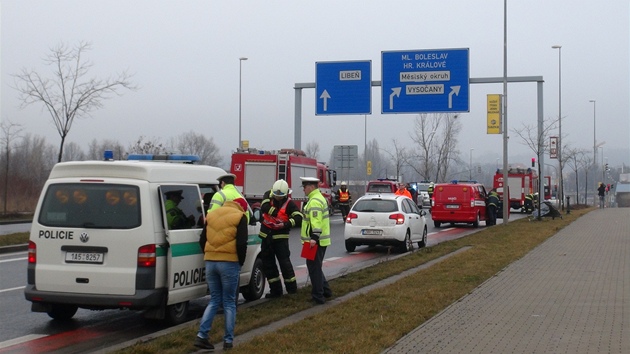 Na Rohanskm nbe v nedli rno havarovalo osobn auto. idi le s vnmi zrannmi v nemocnici, spolujezdkyn nraz nepeila.