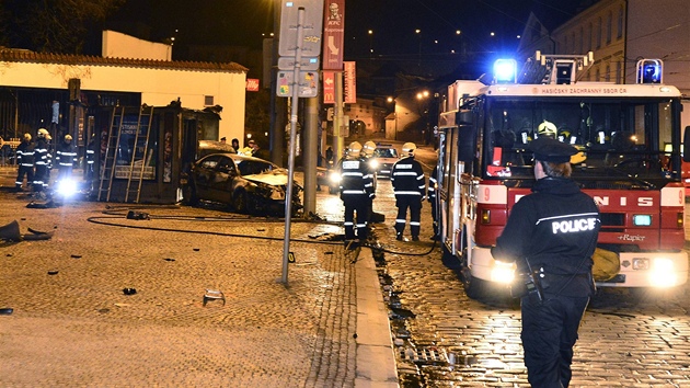 U stanice metra Malostranská v noci na pondělí uhořel taxikář. Od hořícího auta navíc chtila i nedaleká trafika