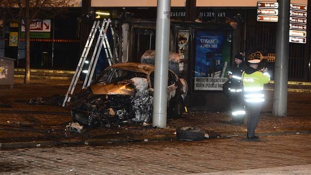 U stanice metra Malostranská v noci na pondělí uhořel taxikář. Od hořícího auta navíc chtila i nedaleká trafika
