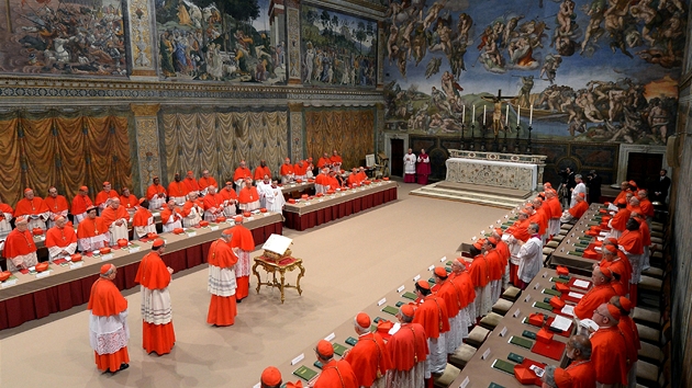 Kardinlov se seli v Sixtinsk kapli ve Vatiknu, aby zvolili novho papee, nsledovnka Benedikta XVI. (12. bezna 2013)