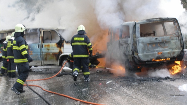 Ob vozidla zaala po srce mezi pindlerovm Mlnem a pindlerovou boudou hoet. (18. 3. 2013)