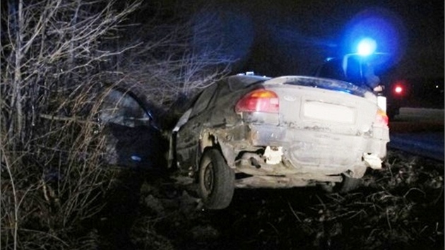 Prchajc pachatele zastavili policist a stelbou do pneumatiky.