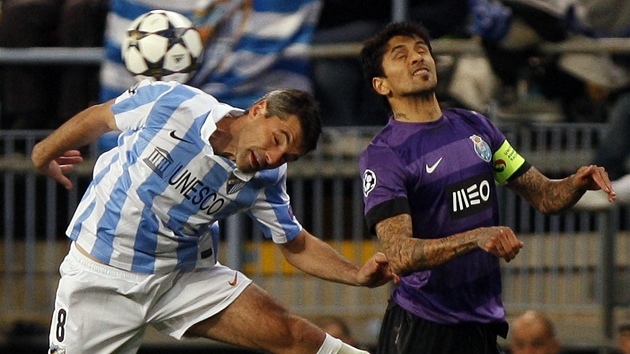 Jeremy Toulalan z Mlagy (vlevo) bojuje S Lucho Gonzalezem z FC Porto v odvet osmifinle Ligy mistr.