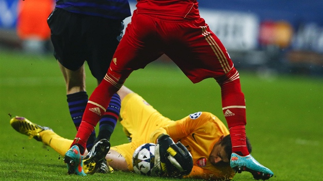Lukasz Fabianski, brank Arsenalu, zasahuje v odvet osmifinle Ligy mistr proti Bayernu.