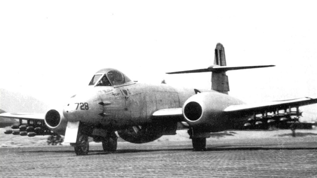 Meteor F Mk.8 77. peruti RAAF s protizemní výzbrojí v Koreji.