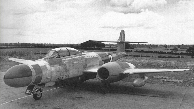 Nenastříkaný prototyp noční stíhací verze NF Mk.14 dává tušit jak byl výsledný letoun „poskládán“.