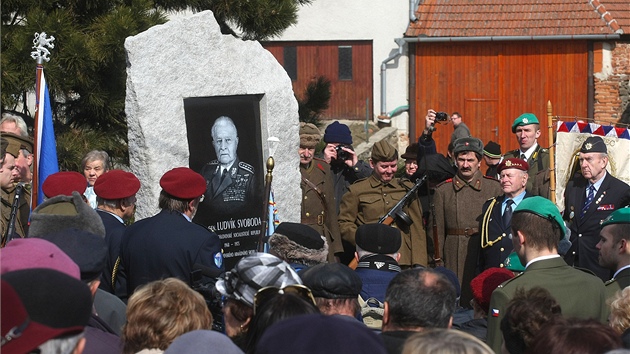 Odhalen pomnku generlu a eskoslovenskmu prezidentu Ludvku Svobodovi v jeho rodnm Hroznatn na Tebsku.