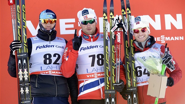 Vtzn Petter Northug (uprosted), druh Alexej Poltoranin (vlevo) a Martin Johnsrud Sundby na stupnch vtz po zvodu na 15 kilometr klasickou technikou v Lahti. 