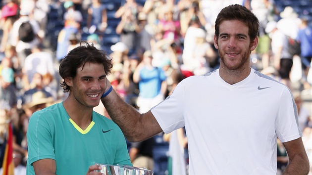 JSI PAK. Poraen finalista Juan Martn del Potro (vpravo) ptelsky drbe za uchem vtze turnaje v Indian Wells Rafaela Nadala. 