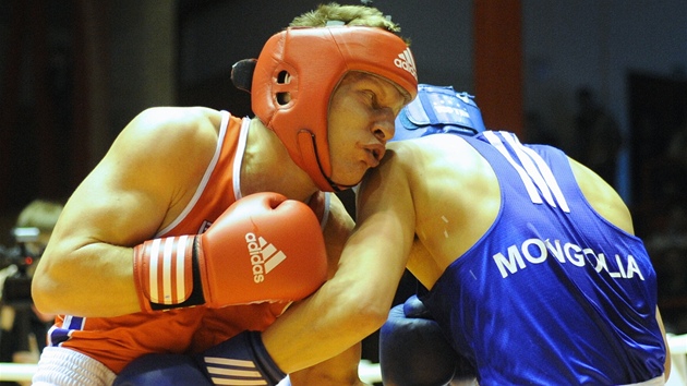 Boxer Zdenk Chldek ve finle Grand Prix st s Enkhzorigem z Mongolska 