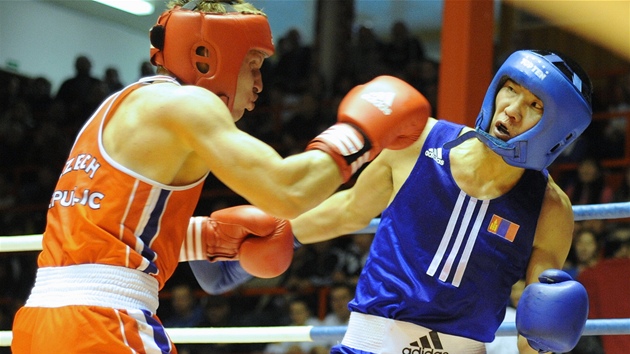 Boxer Zdenk Chldek ve finle Grand Prix st s Enkhzorigem z Mongolska 