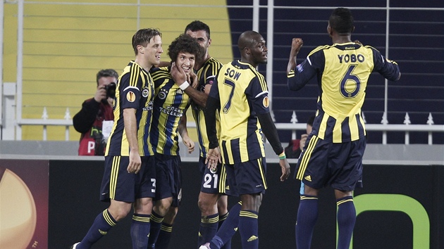 Fotbalist Fenerbahce Istanbul se raduj ze vstelenho glu.
