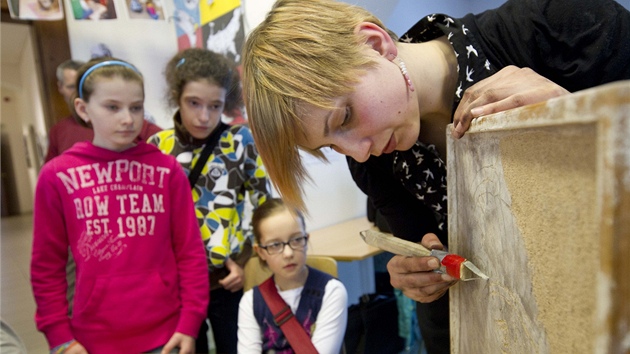 Za vlhka se do svrchn tenk vrstvy omtky svtl barvy prokrabuj vzory. Studentky restaurtorsk fakulty Univerzity Pardubice vedly ve Vchodoesk galerie v Pardubicch v Dom U Jone workshop na tvorbu sgrafit.