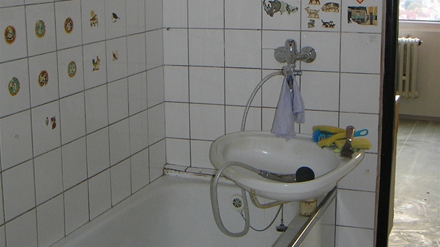 Prchoz koupelna s otonm umyvadlem pat k nejvtm "hchm" panelov vstavby.
