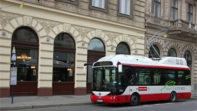 Vídeňský eBus provádí rychlé dobíjení ve stanici pomocí dvoupólového sběrače proudu z "krátkých trolejí" napájených z tramvajové napájecí soustavy