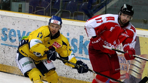 Ústecký hokejista Kamil Černý ( vlevo) v souboji s Radimem Kucharczykem z Olomouce.