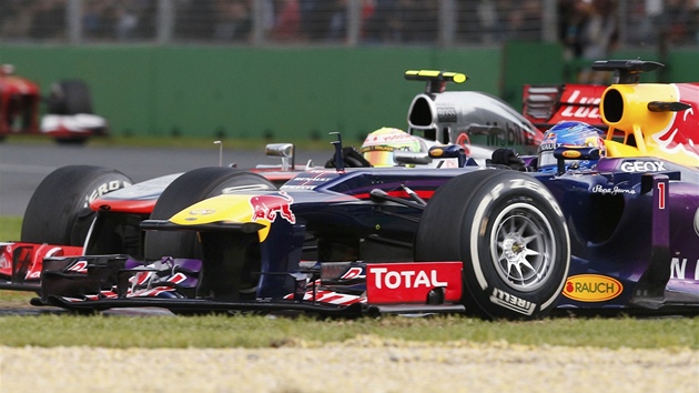 Sebastian Vettel z Red Bullu (v poped) v souboji se  Sergiem Perezem z McLarenu pi Velk cen Austrlie F1.