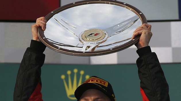 Kimi Rikknen s trofej pro vtze Velk ceny Austrlie F1.